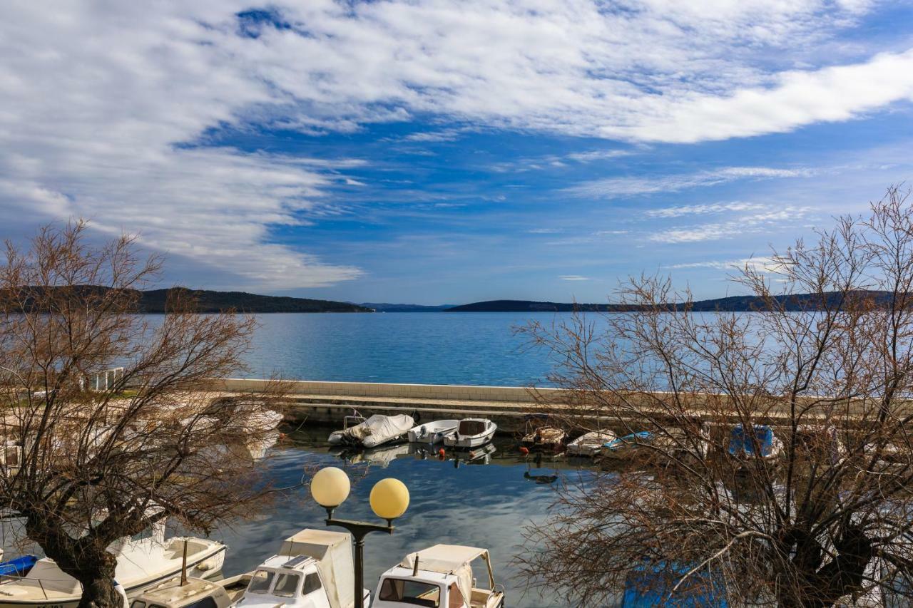 Holiday Home Obrov Kastela Exterior photo