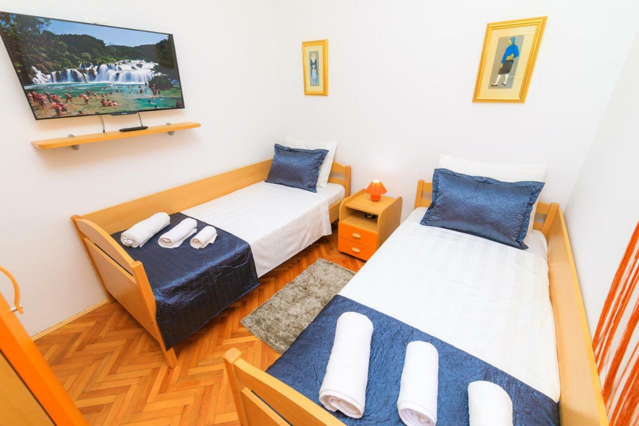 Holiday Home Obrov Kastela Exterior photo