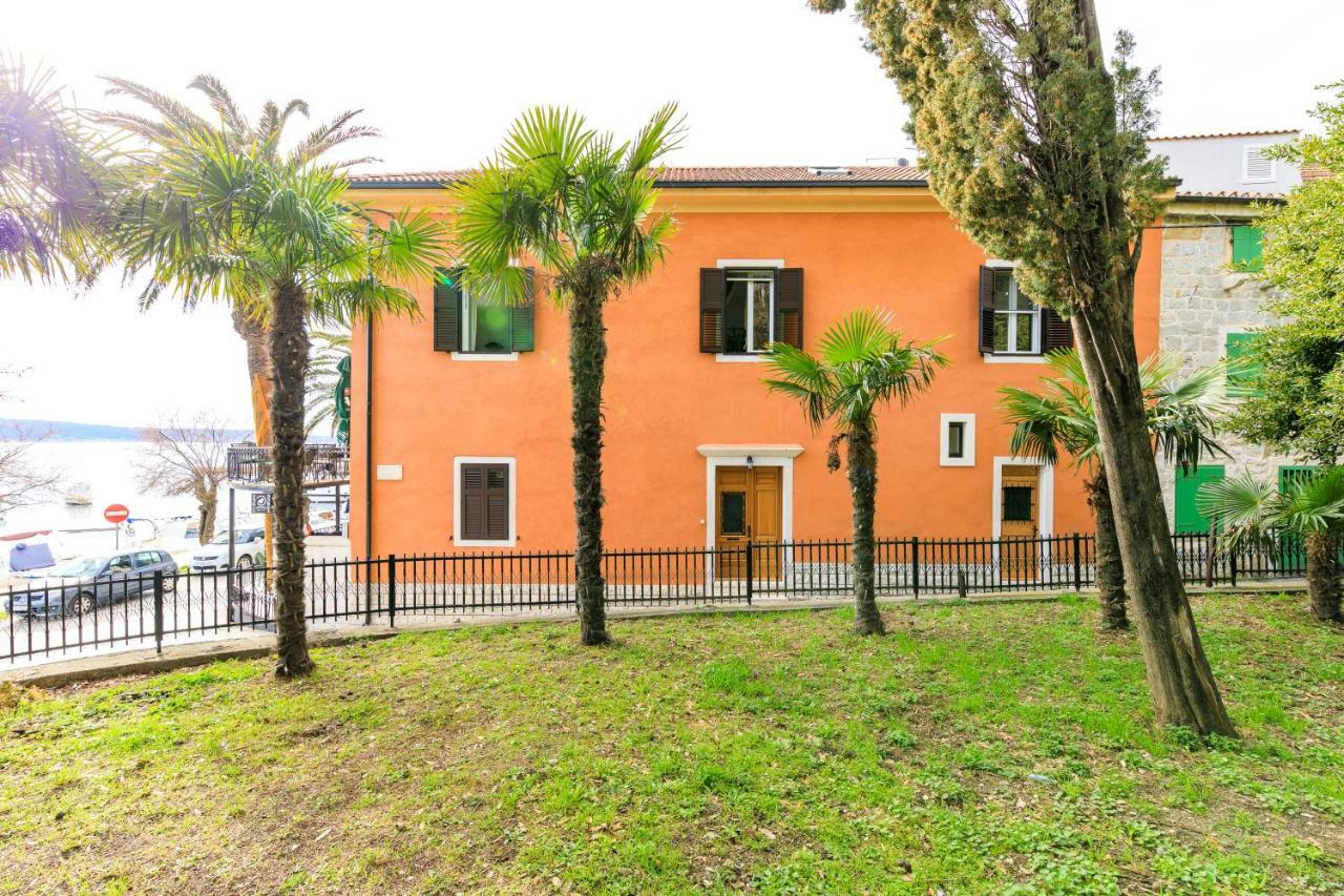 Holiday Home Obrov Kastela Exterior photo