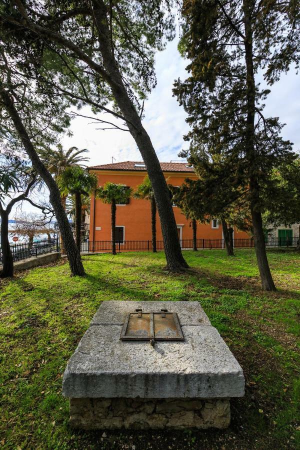 Holiday Home Obrov Kastela Exterior photo