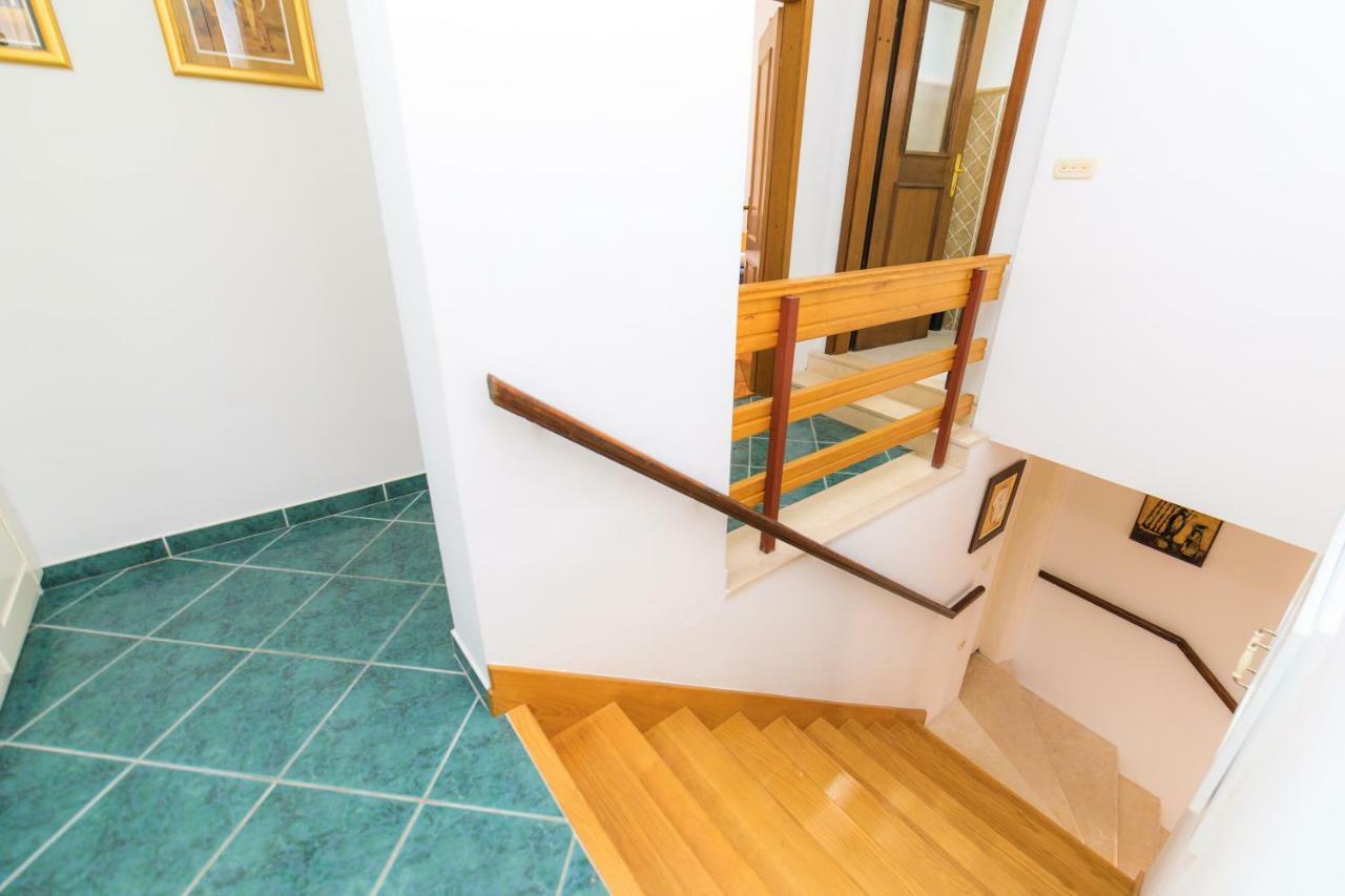 Holiday Home Obrov Kastela Exterior photo